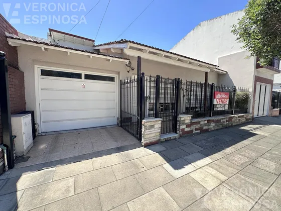 Casa De Cuatro Ambientes En Venta, Moron. Con Cochera A Pocas Cuadras Del Centro Comercial.