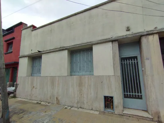 Casa Al Frente De Ambientes Amplios En Excelentes Condiciones