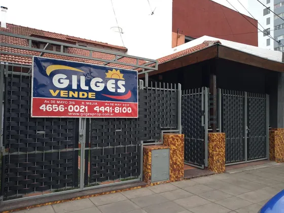 Venta De  Propiedad En 2 Plantas S/lote 8.66x37m²  En  Saenz Peña - Con Patio Y Cochera