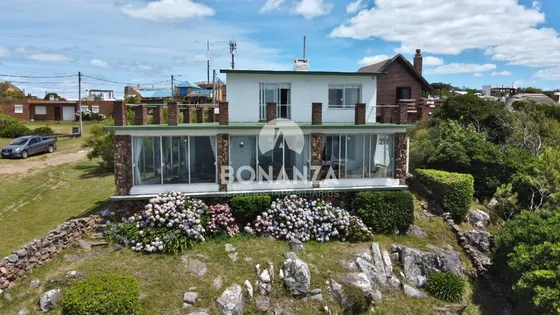 Casa En Venta Frente Al Mar En Punta Colorada, Piriápolis. 3 Dormitorios, 2 Baños. Vistas Al Mar Desde Todos Sus Ambientes.