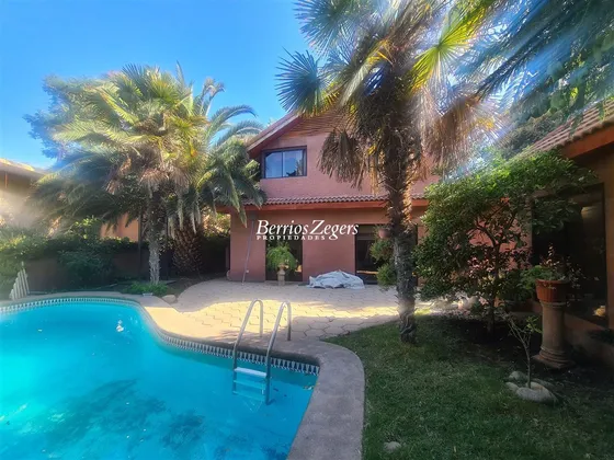 Casa En Venta De 5 Dorm. 3 Baños Mas Servicios En Las Condes