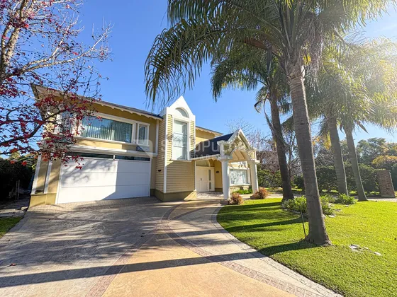 Venta Casa 5 Ambientes Con Jardín Y Piscina En Campos De Alvarez