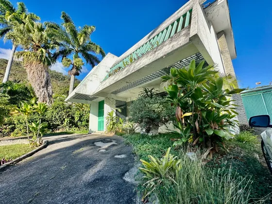  Vendo Casa De Oportunidad Ubicada En La Calle El Estanque, Country Club Caracas Municipio Libertador, Con Área 1180m2 T. 700m2 C.