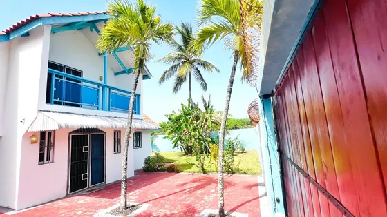 Villa En Venta En Juan Dolio, 2 Habitaciones, Frente Al Mar, Amplia Area Social, Patio, Cerca De Playa Juan Dolio