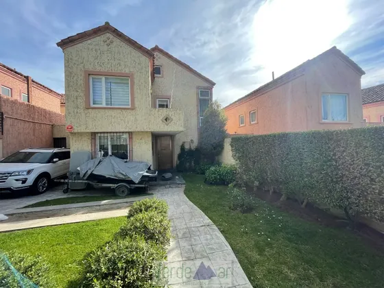 Gran Oportunidad Casa En Bosques De Montemar De 3 Pisos.