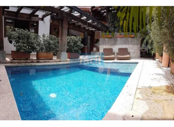 Casa  Con Cinco Garajes Y Piscina En Barrio  San Antonio 