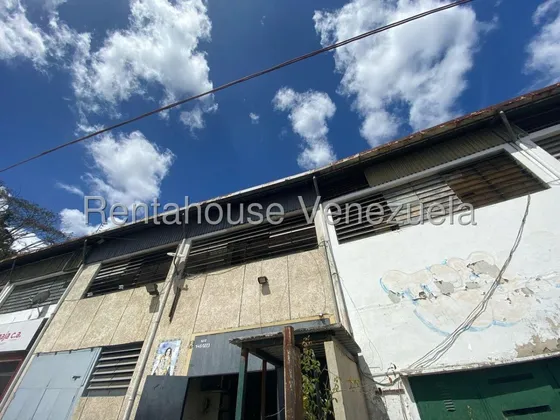Galpon En Alquiler El Llanito Caracas En Un Piso 1 Con Posibilidad De Hacer Una Mezzanina Muy Espaciosa En La Parte De Arriba De El Galpon. Ideal Para Deposito, Almacenamiento. 25-16260