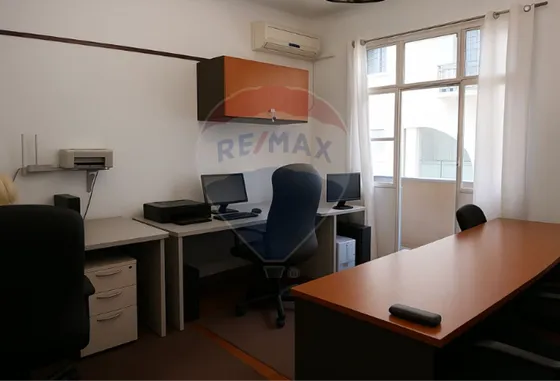 Venta Oficina En Ciudad Vieja, Balcón, Oportunidad