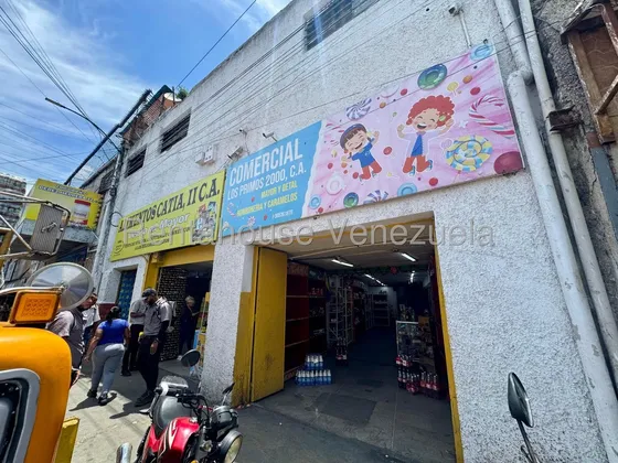 Fjm Local Comercial De 500 M2 En Alquiler, Ubicado Estratégicamente En El Corazón De La Av. Bolívar De Catia, Una De Las Zonas Con Mayor Movimiento Comercial Y Peatonal De Caracas. Ideal Para