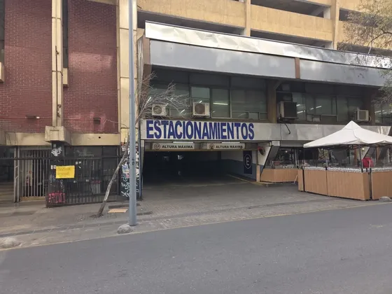 Vendo 2 Comodos Estacionamientos En Pleno Centro De Santiago