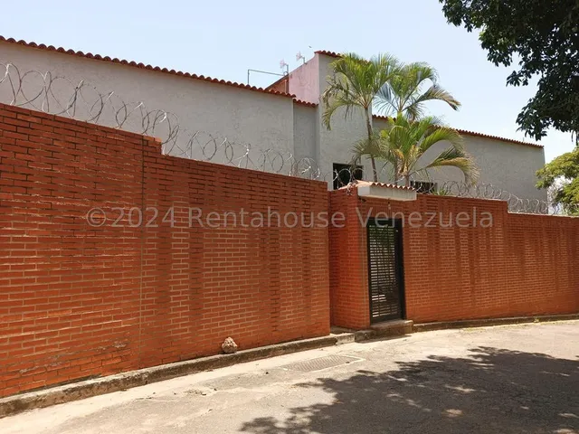 Vendo  Amplia  Casa Ubicada En Calle Privada, Justo Debajo Del Club Táchira.  Colinas De Bello Monte !!!   Está Dividida En Cuatro  Apartamentos, Cada Uno Con Sus Cocinas Y Baños !!!   Oportunidad..!!