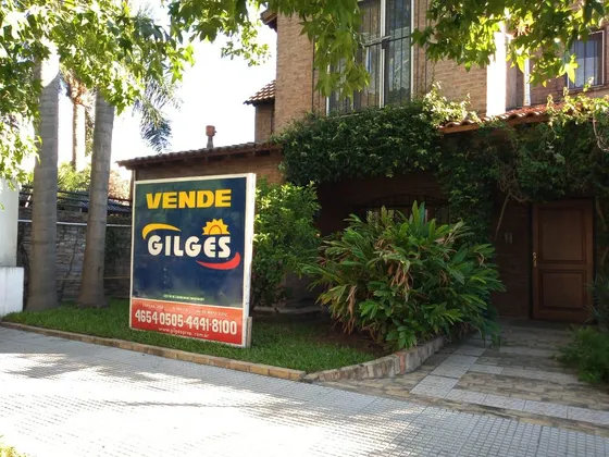 Venta  Chalet  4 Amb. S/ Lote De 13 X 51m² - En Villa Luzuriaga - De Categoría C/ Piscina Y Quincho.