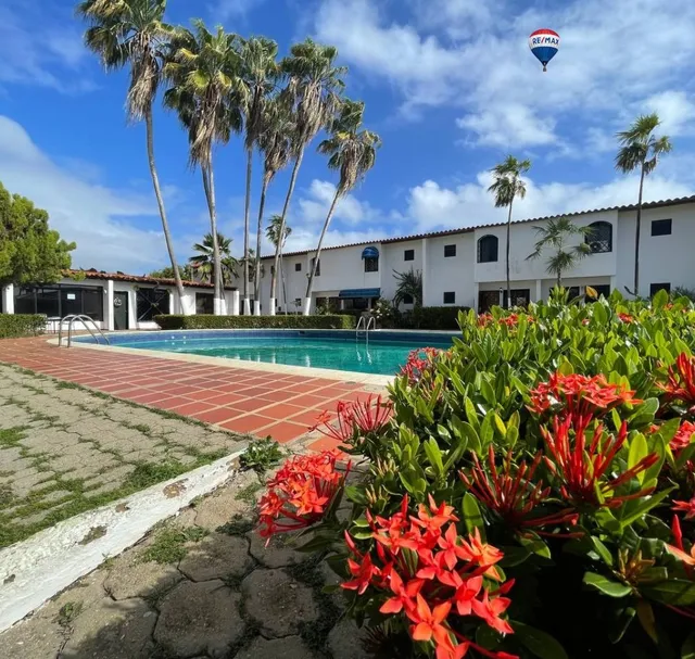 Townhouse En Hermoso Conjunto Privado En Una Excelente Zona De La Isla De Margarita, Urbanización Maneiro, Estado Nueva Esparta.