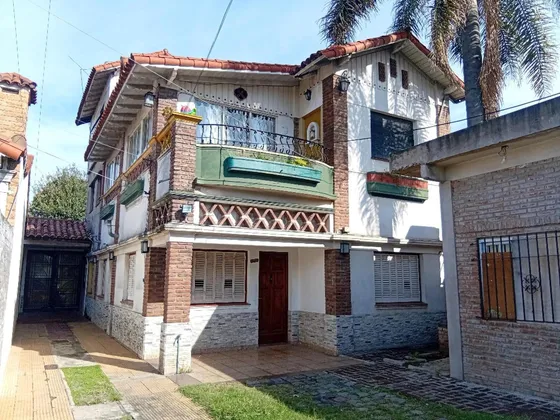 Casa Multifamiliar En Venta - 9 Dormitorios 9 Baños - Caseros 