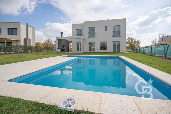 Casa En Venta 4 Ambientes En El Canton - Golf