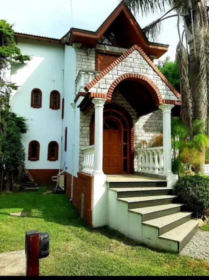 Casa En Alquiler - 4 Dormitorios 3 Baños - Cocheras - 1.400mts2 - Florencio Varela