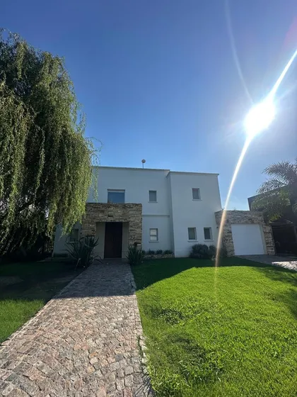 Alquiler Casa 3 Dormitorios El Centauro Con Cochera