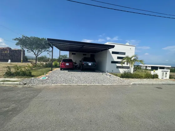 Casa De 4 Habitaciones, 3 Baños, Cuarto De Ropas, Deposito.