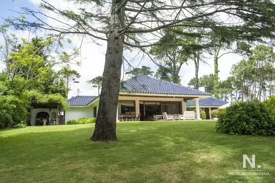 Espectacular Casa En Ubicacion Privilegiada Al Lado Del Club Del Golf