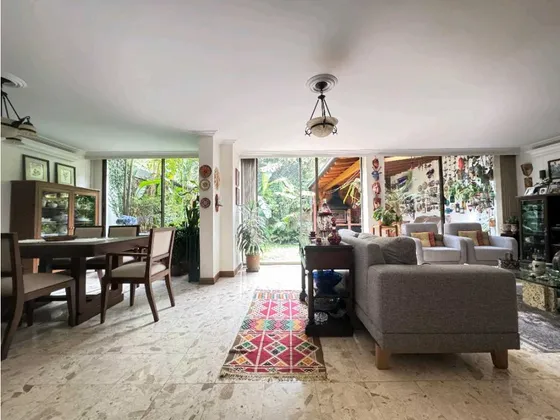 Hermosa Casa Con Amplias Zonas En Sector San Lucas Para La Venta