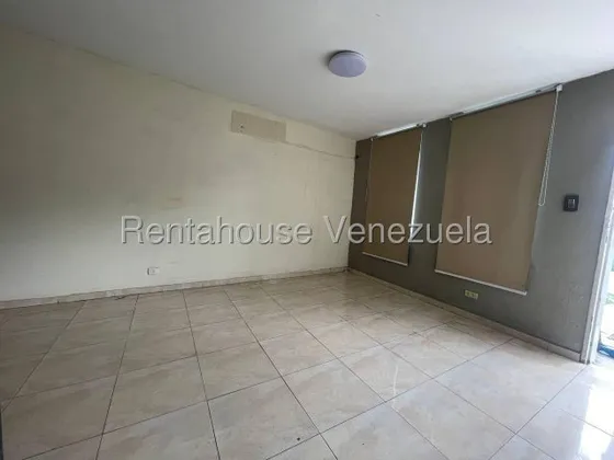 María Martínez Vende Casa En Excelente Ubicación En Cabudare, Cocina Para Remodelar A Tu Gusto, Amplio Patio, Cámaras De Seguridad, Tanque Aéreo, Vogolancia 24/7.