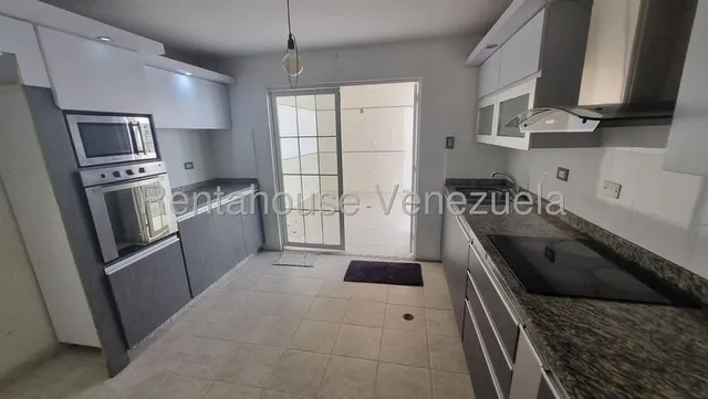 Erika Armeya Vende, En Tarabana Plaza, En La Avenida La Ribereña De Cabudare. Flex: 25-17843