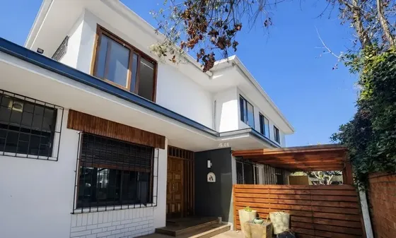 Amplia Casa Familiar. Excelente Ubicación