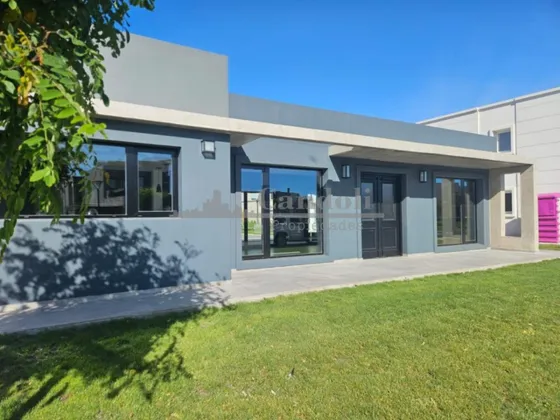 Casa En Venta 4 Ambientes - Rumenco Jovén, A Estrenar Con Piscina