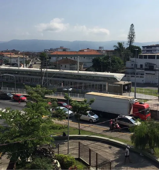 Apartamento Em São Vicente, Prédio De 3 Andares Com Elevador Em Frente A Estação Do Vlt Mascarenhas