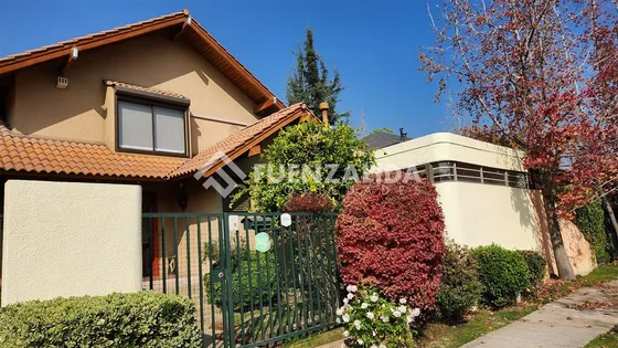 Casa En Venta De 4 Dorm. En Peñalolén