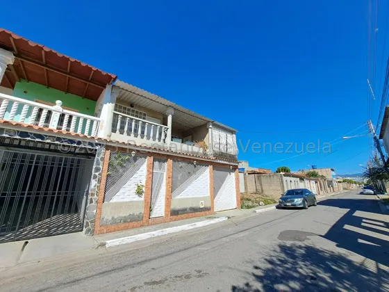 Se Vende Comoda Casa De 2 Niveles Para Remodelar A Su Gusto Consta De 2 Mini Apartamentos En La Parte De Arriba 25-14225 Miriam