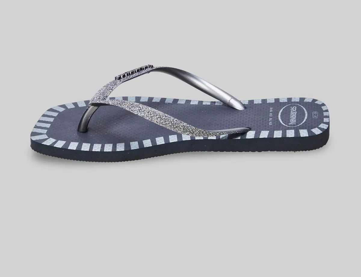 Vista lateral da sandália Havaianas Slim Square destacando o bico quadrado e a estampa