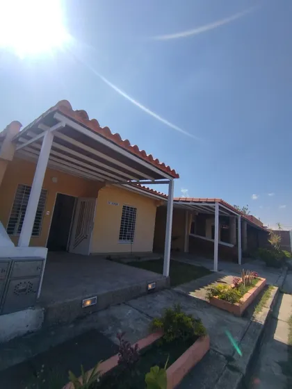 Maritza Lopez Vende Casa De Dos Plantas En Ciudad Alianza Totalmente Remodelada