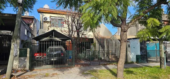 Casa En Block, Departamento De 2 Ambientes Planta Alta Y Otra 2 Ambientes Atrás, En Venta En Castelar, Morón, G.b.a. Zona Oeste