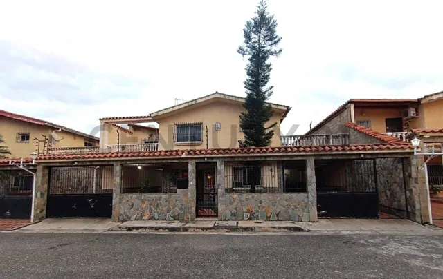En Venta Bonita Casa Tipo Thouns House, En Exelente Urbanismo