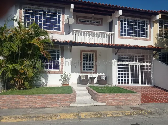 Raiza Suárez Vende Hermosa Casa Duplex Amoblada En Barquisimeto 2 5 5 7 1 5 Con Cocina Empotrada Tope De Granito Y Tanque Subterráneo De 4.000 Litros
