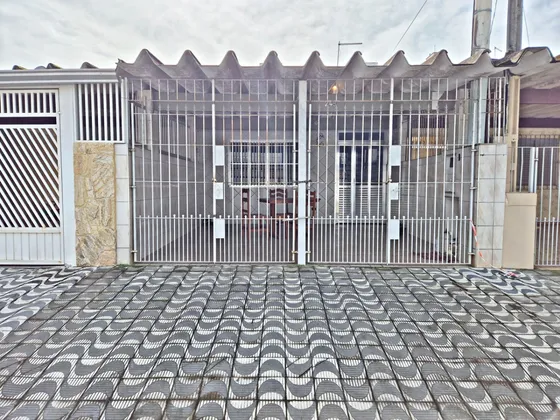 Casa Geminada 3 Dormitórios, Suíte, 2 Vagas, 250 Metros Da Praia, R$ 460 Mil, Praia Grande. (ca0040)
