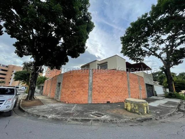 Casa De Dos Niveles En Excelente Zona De Valencia, Calle Cerrada Con Vigilancia Privada, Areas Verdes, Cocina Con Tope De Granito, Amplia Sala, Y Grandes Espacios Para Ser Remodelada A Su Gusto.