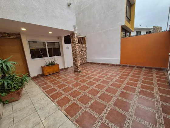 Se Vende Casa Parque Ingles 4 D+2 Y Medio Baños, 2 Est.  A 1