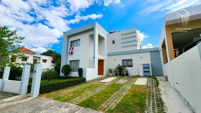Moderna Casa En Puerta De Hierro, Próxima A La Embajada. 