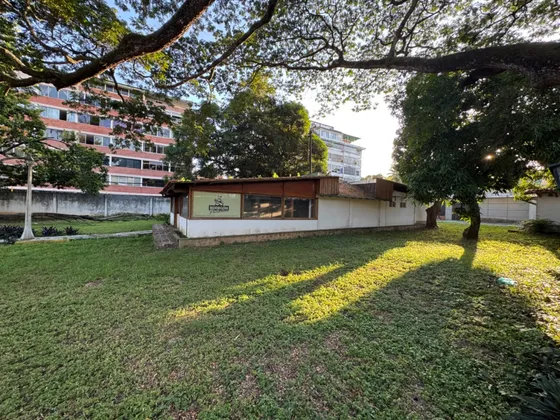 Alquiler De Terreno Con Local Comercial La Alegria, A Mts Av Bolivar