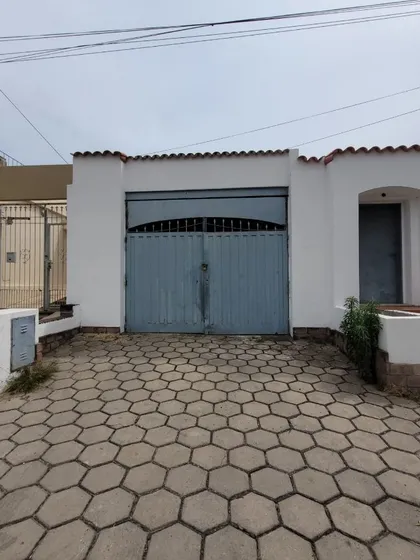 Galpón Con Salón Comercial Y Cocheras En Venta. En B° Parque Vélez Sársfield