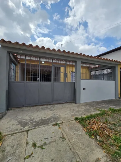 En Venta Casa En Urb. Las Quintas De Naguanagua. Oportunidad.   Az
