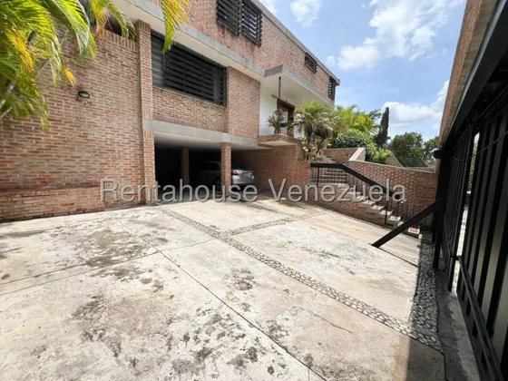 Prados Del Este !! Bella Y Amplia Casa Frente A Centro Comercial, 880 M2 Terreno, 500 M2 Const., 4 Hab, 5 Baños, 5 Pe, Estudio, Bellos Jardines, Terrazas Techadas Con Área Parrillera. Calle Pública !!
