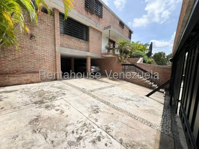 Prados Del Este !! Bella Y Amplia Casa Frente A Centro Comercial, 880 M2 Terreno, 500 M2 Const., 4 Hab, 5 Baños, 5 Pe, Estudio, Bellos Jardines, Terrazas Techadas Con Área Parrillera. Calle Pública !!