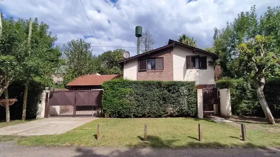Casa En Venta - 3 Dormitorios 2 Baños - Cochera - 205mts2 - Villa Rosa