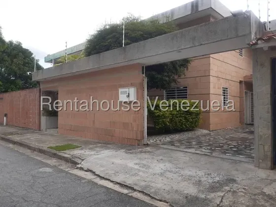 Ma - Casa En Venta En Los Pomelos, Calle Cerrada - 27-1603