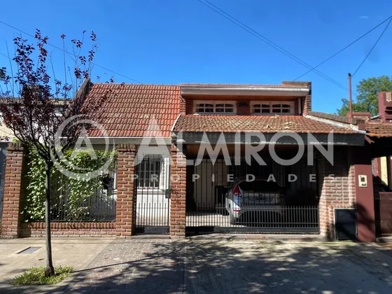 Excelente Casa De 3 Ambientes Con Cochera En Muy Buen Barrio