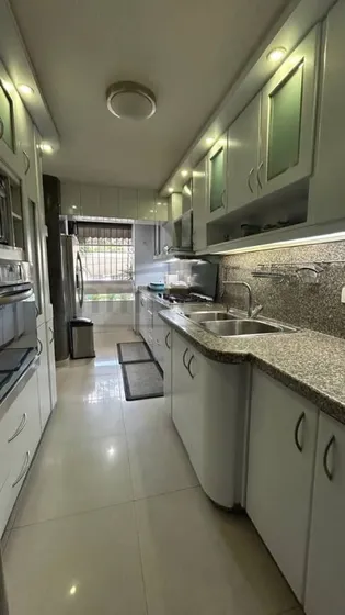 Vendo Hermoso Apartamento, En Zona Privilegiada De Caracas Con Una Hermosa Vista 