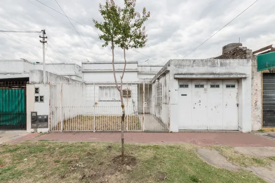 Oportunidad Casa En Venta A Reciclar, Amplio Lote